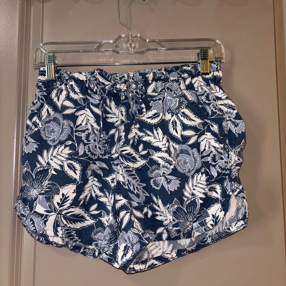 American Eagle Outfitters Blue and White Floral Shorts